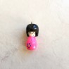 Pendentif poupée japonaise rose laqué en bois