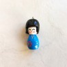 Pendentif poupée japonaise Kokeshi bleue bois laqué bois