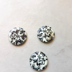 3 Perles rondes et plates en nacre (coquillage) papillons noir et blanc