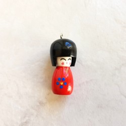 Pendentif poupée japonaise Kokeshi rouge bois laqué bois