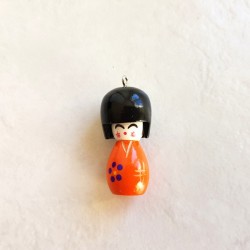 Pendentif poupée japonaise Kokeshi orange bois laqué bois