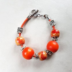 Bracelet style Pandora perles bois ethniques orange et cordon cuir